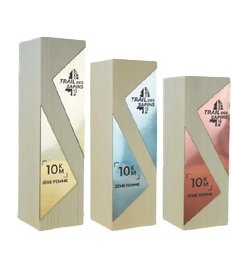 <h3><em><strong>GAMME HERBA</strong></em></h3><h4>LOT PODIUM À PARTIR DE... <em>HAUTEUR : 25-22-20CM BOIS : PIN NATUREL</em></h4>