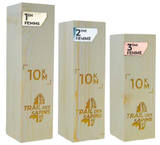 <h3><em><strong>GAMME RIVEL</strong></em></h3><h4>LOT PODIUM À PARTIR DE... <em>HAUTEUR : 25-22-20CM BOIS : PIN NATUREL</em></h4>