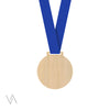 Médaille personnalisable Vulka en bois clair, forme ronde, ruban bleu foncé