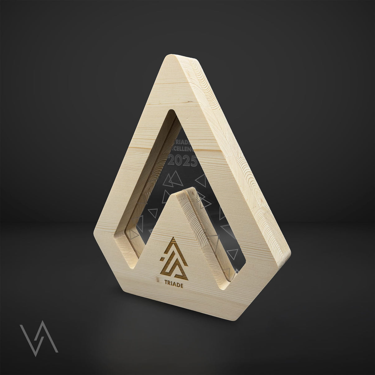 Trophée personnalisé en bois et plexiglass pour évènement d'entreprise modèle diamant en studio fond noir Vulka