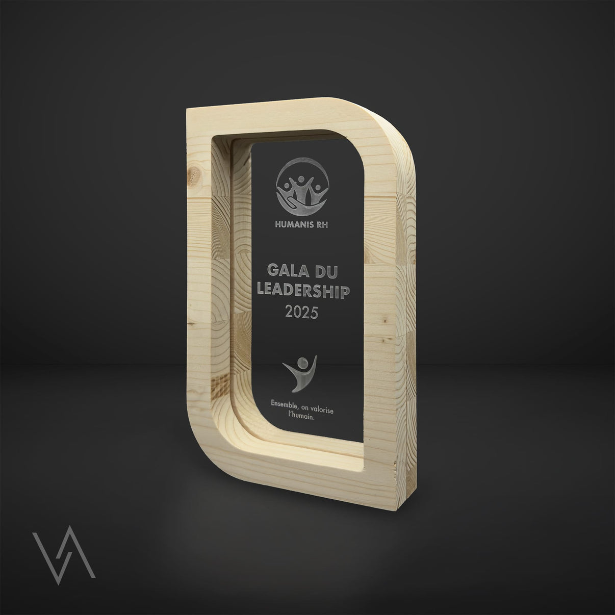 Trophée personnalisé en bois et plexiglass pour évènement d'entreprise modèle emeraude en studio fond noir Vulka