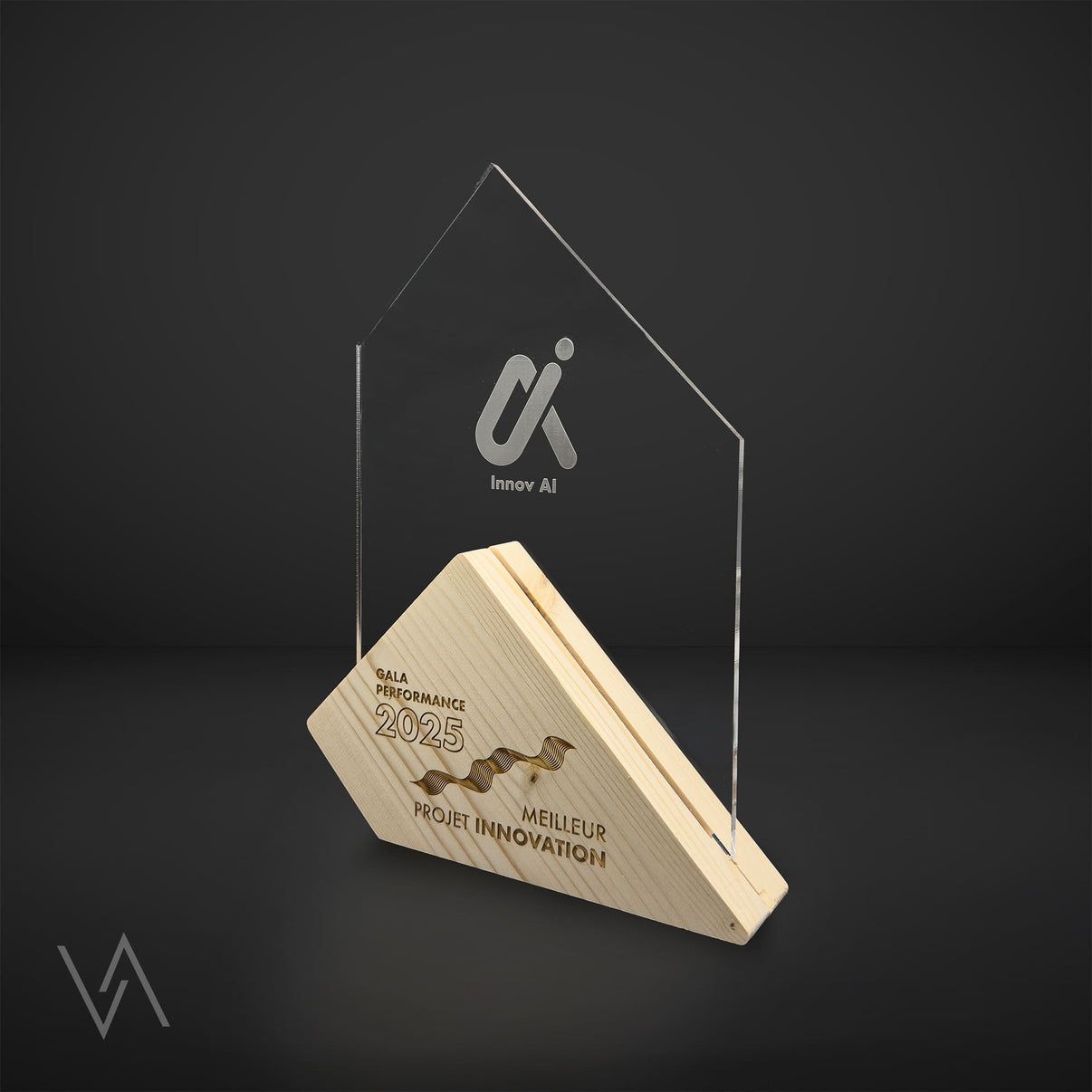 Trophée personnalisé en bois et plexiglass pour évènement d'entreprise modèle onyx en studio fond noir Vulka