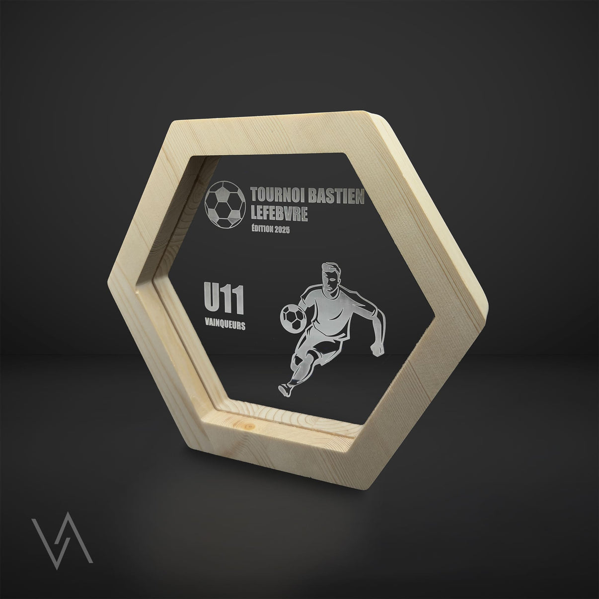Trophée personnalisé en bois et plexiglass pour évènement sportif modèle quartz en studio fond noir Vulka