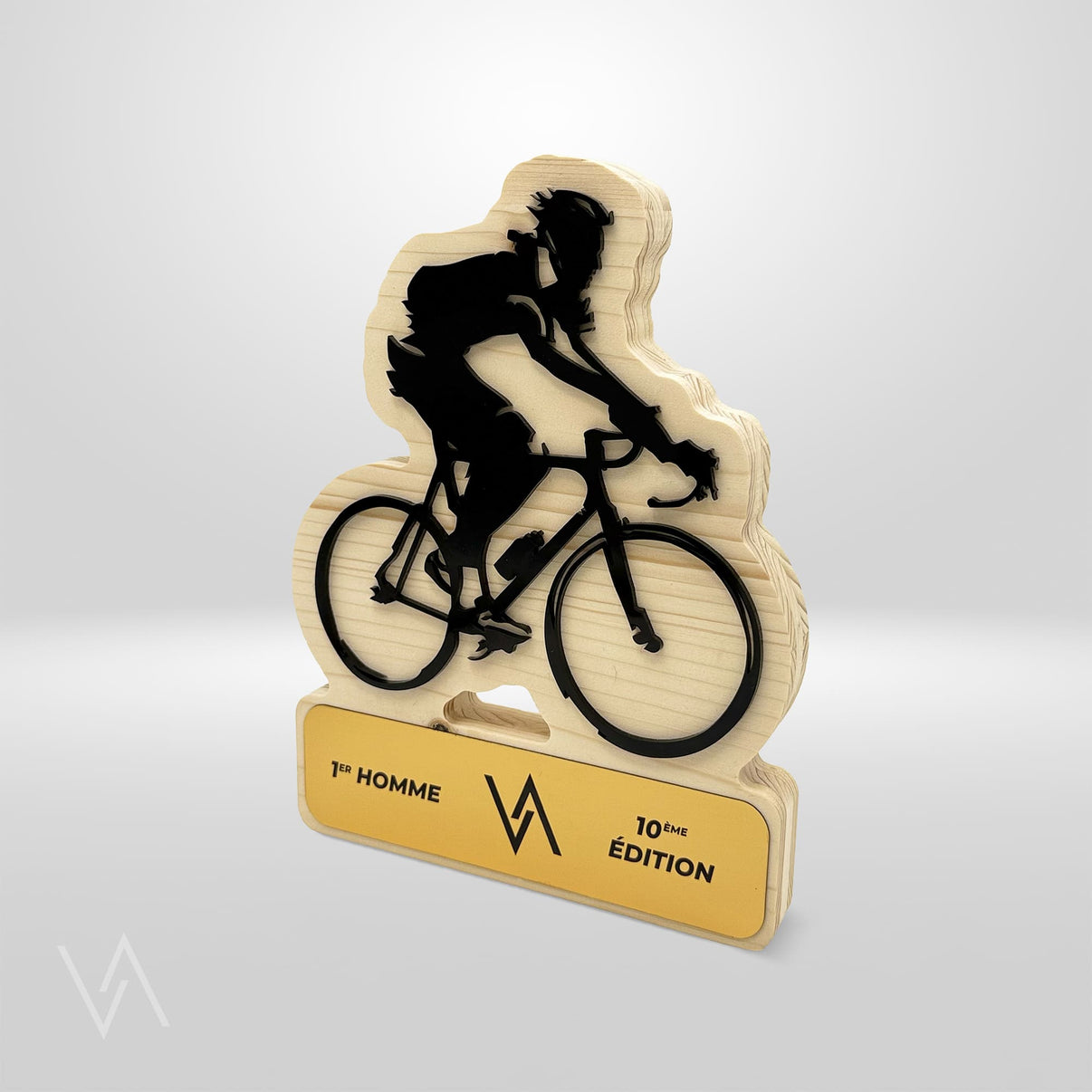 Trophée personnalisé en bois et acrylique recyclé pour cyclisme homme en studio Vulka