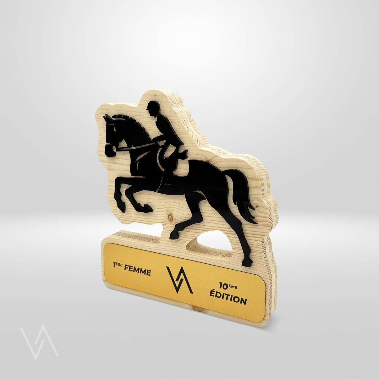 Trophée personnalisé en bois et acrylique recyclé pour équitation en studio Vulka