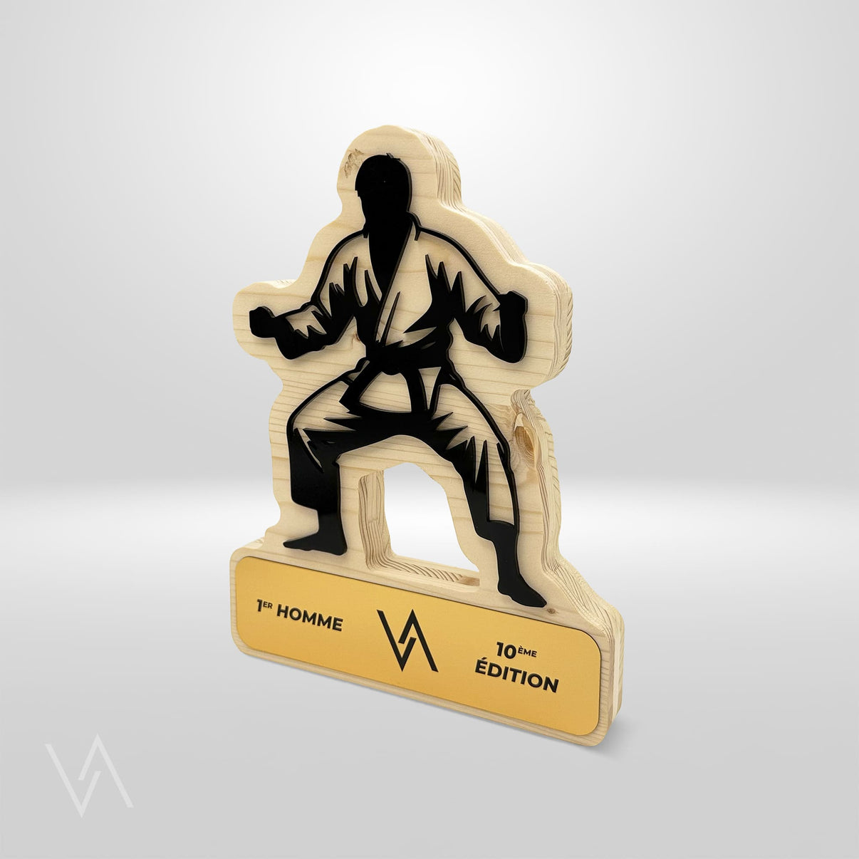 Trophée personnalisé en bois et acrylique recyclé pour judo en studio Vulka