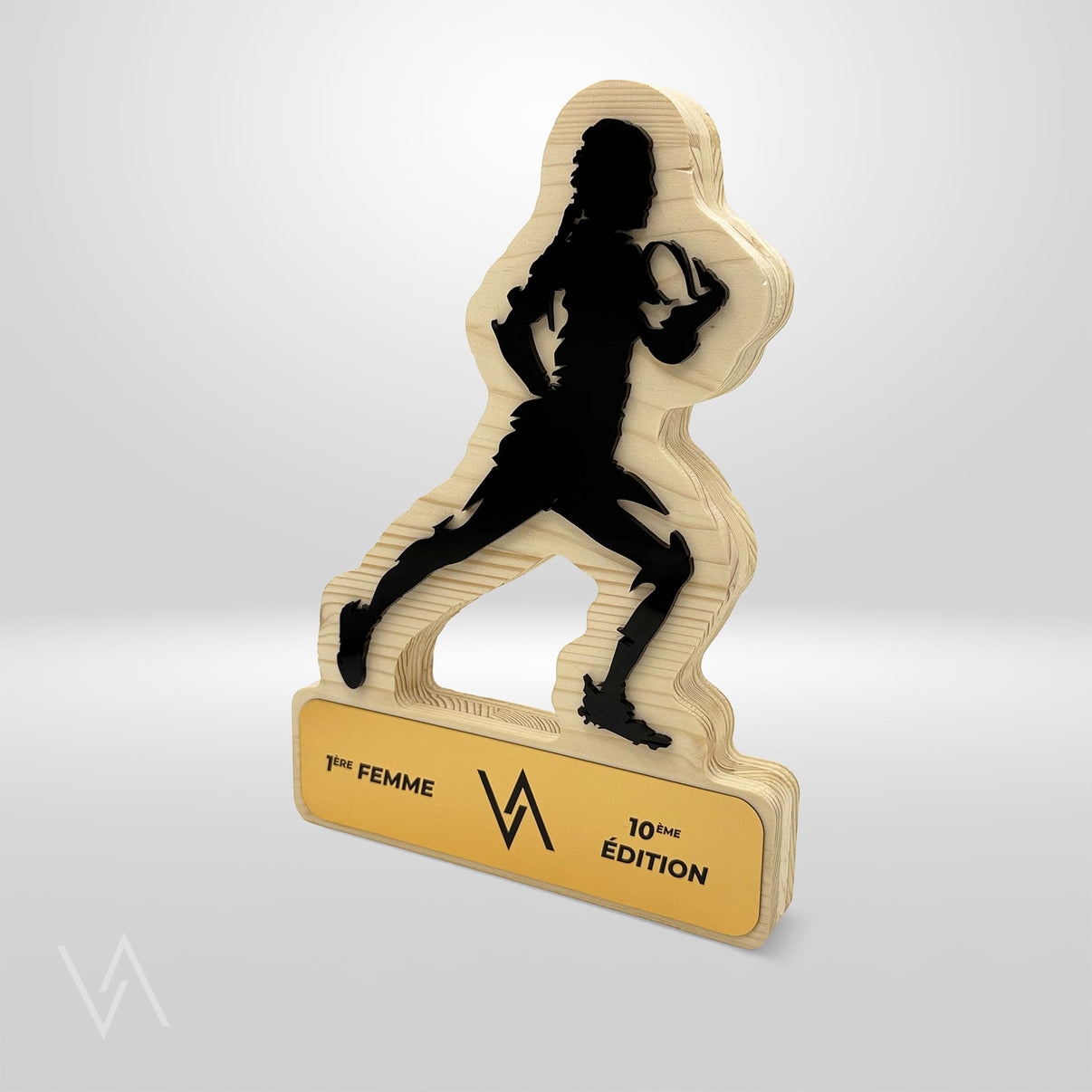 Trophée personnalisé en bois et acrylique recyclé pour rugby femme en studio Vulka