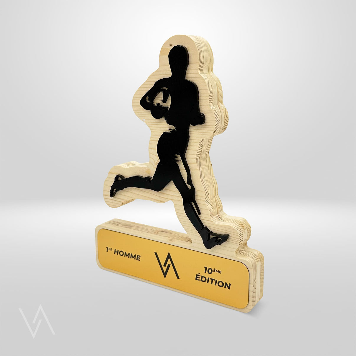 Trophée personnalisé en bois et acrylique recyclé pour rugby homme en studio Vulka