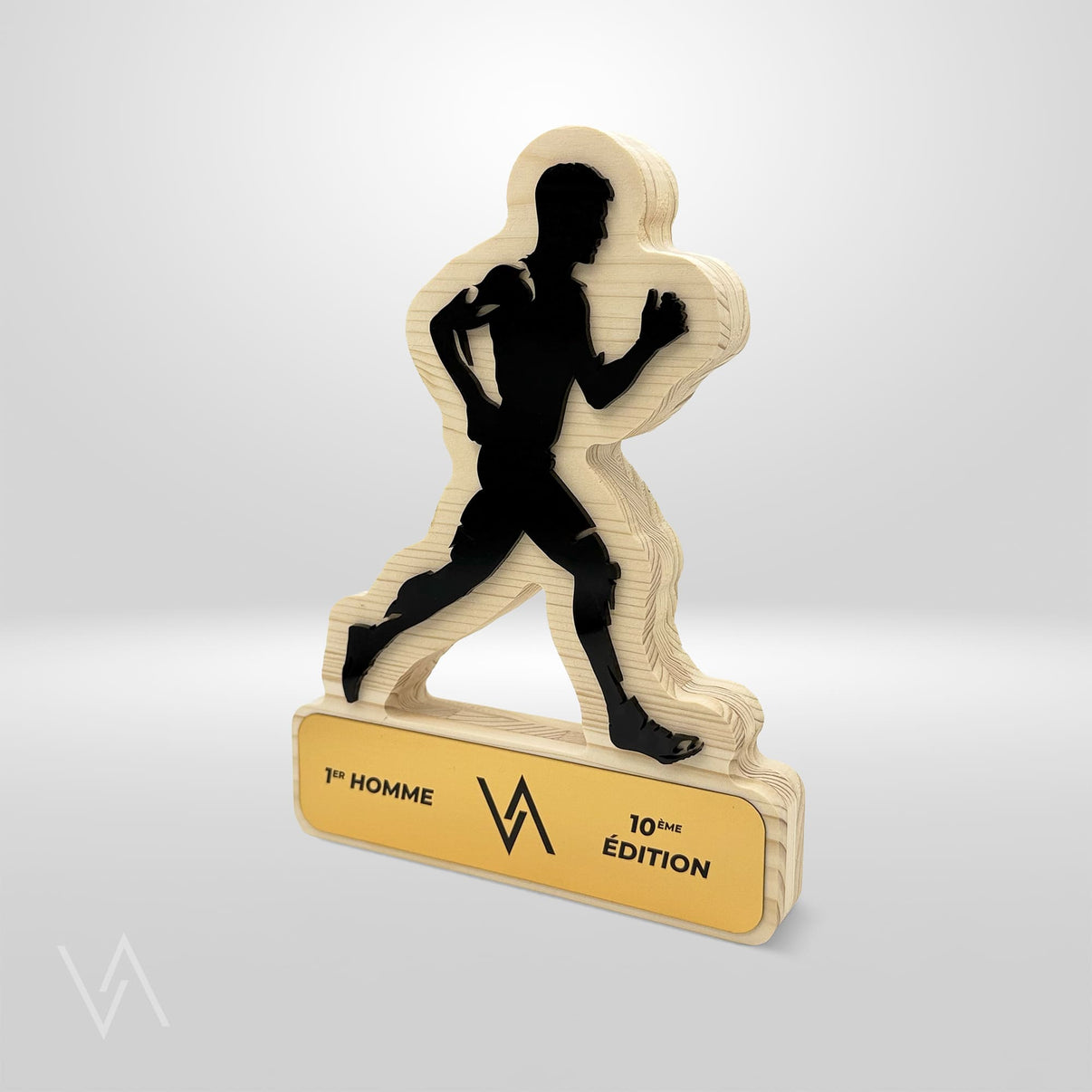 Trophée personnalisé en bois et acrylique recyclé pour course à pied homme en studio Vulka