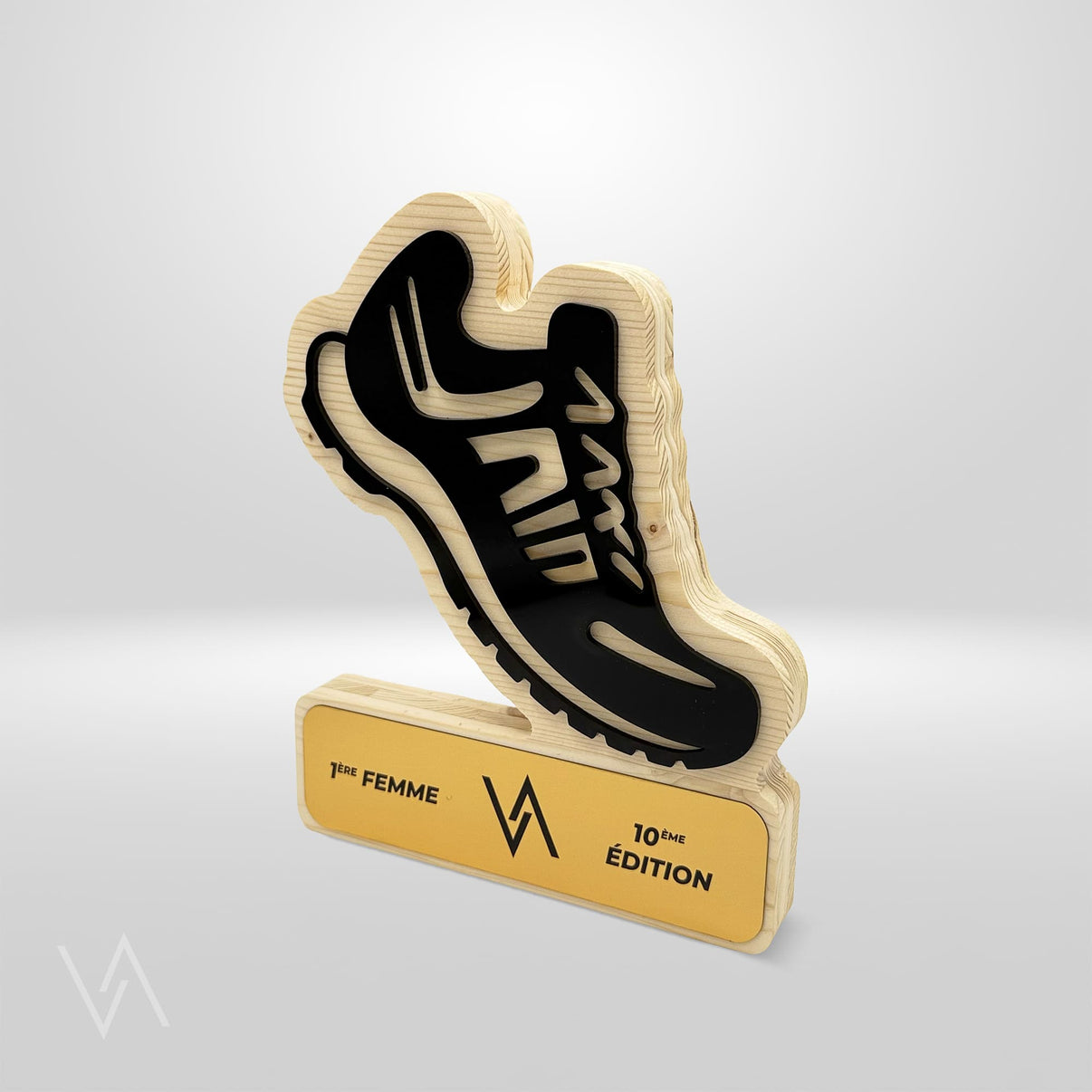 Trophée personnalisé en bois et acrylique recyclé pour course à pied en studio Vulka