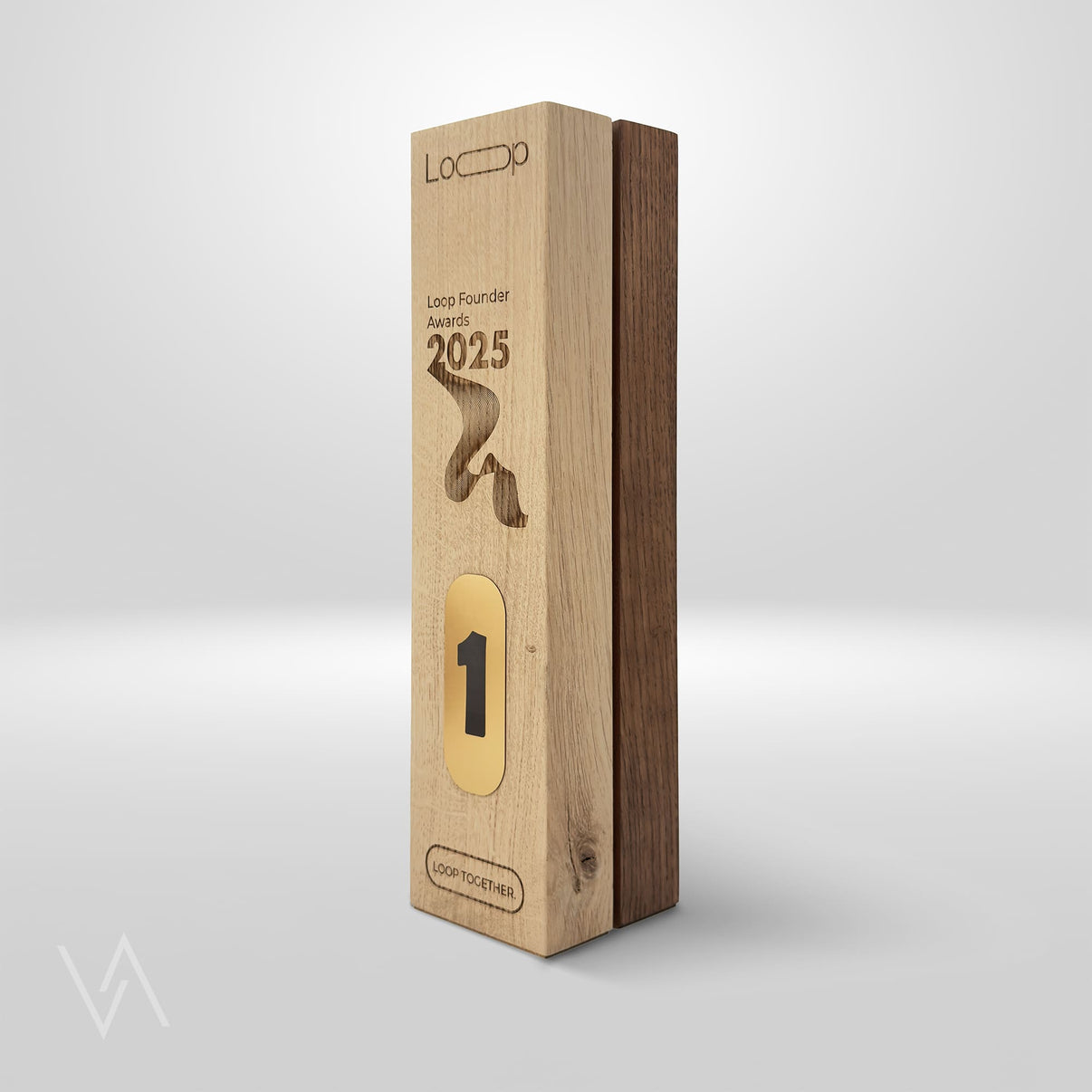 Trophée personnalisé en bois pour évènement entreprise gamme Impact modèle Everest en studio Vulka