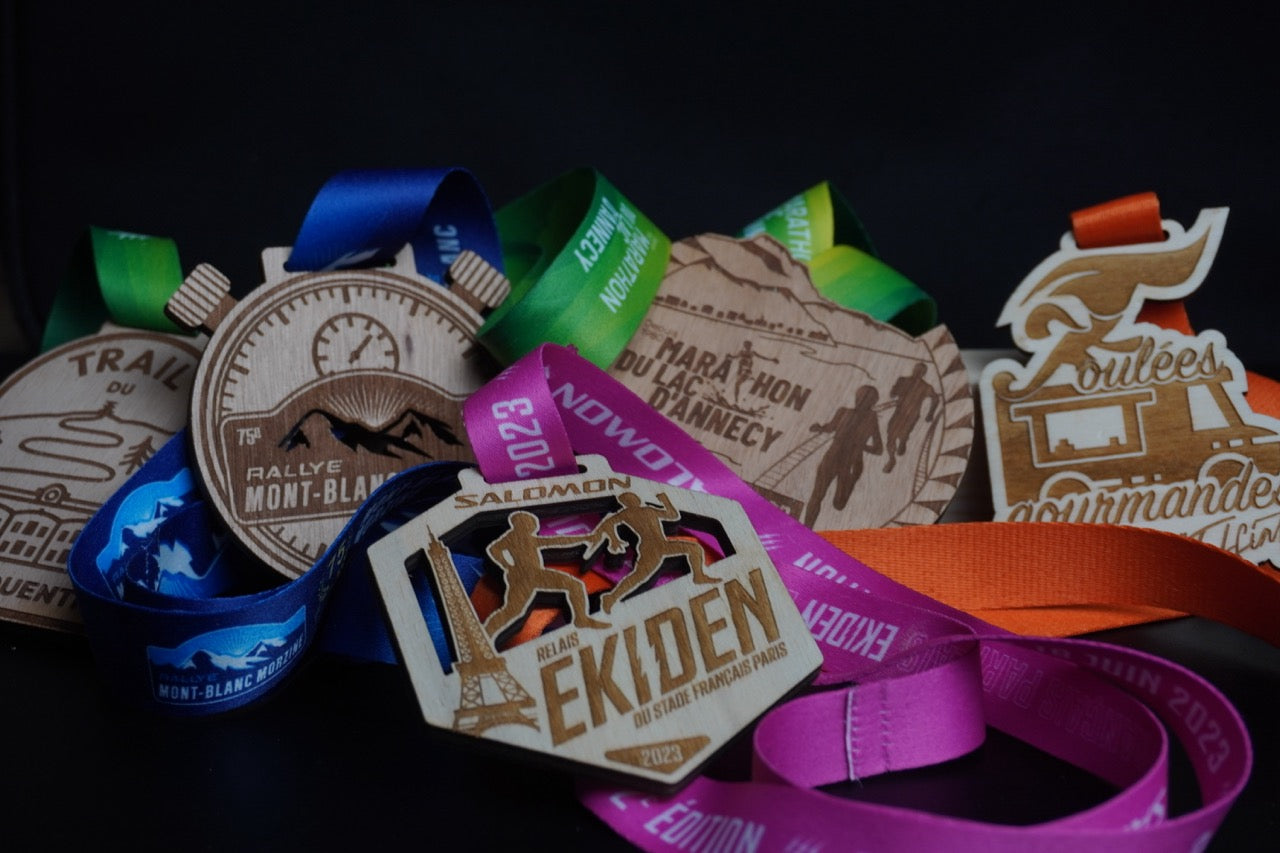 Médailles en bois personnalisées en studio fond noir