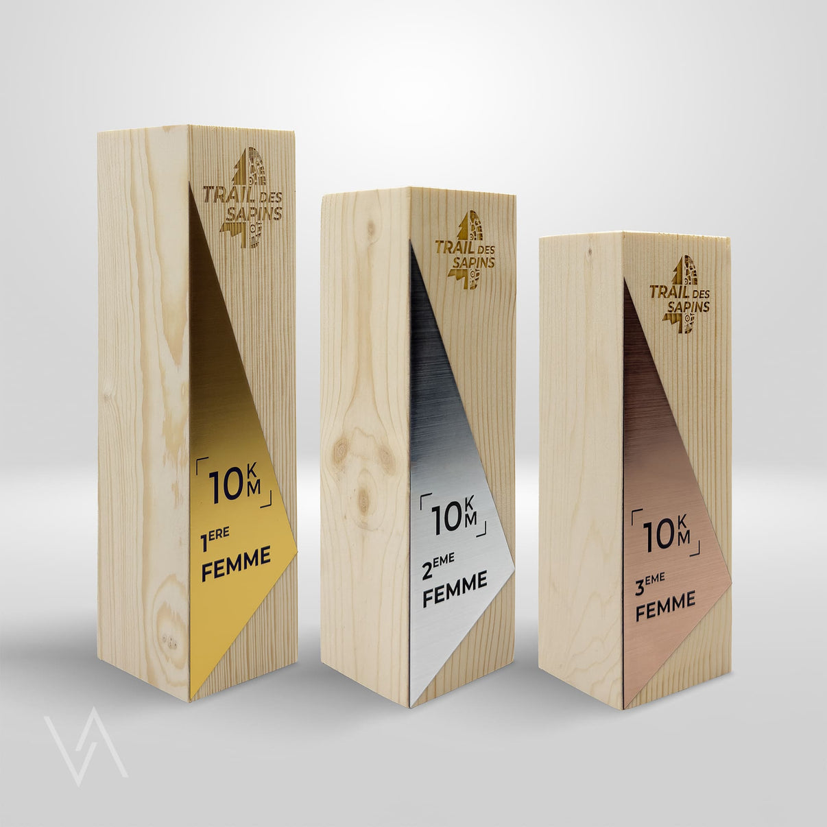 Trophées personnalisés en bois gamme Podium modèle Morond en studio Vulka