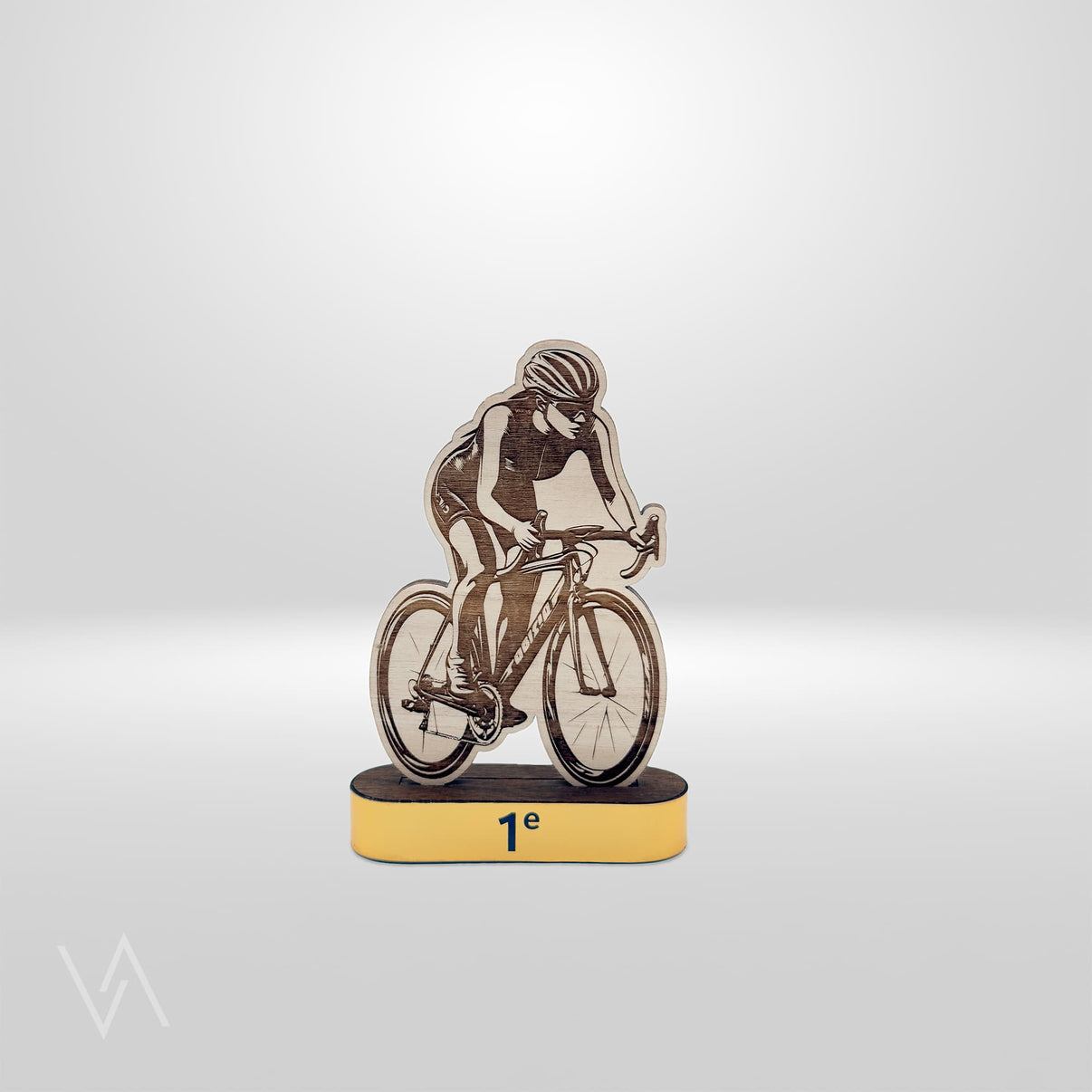Trophée personnalisé en bois pour cyclisme cyclisme femme gamme Starter socle doré en studio Vulka
