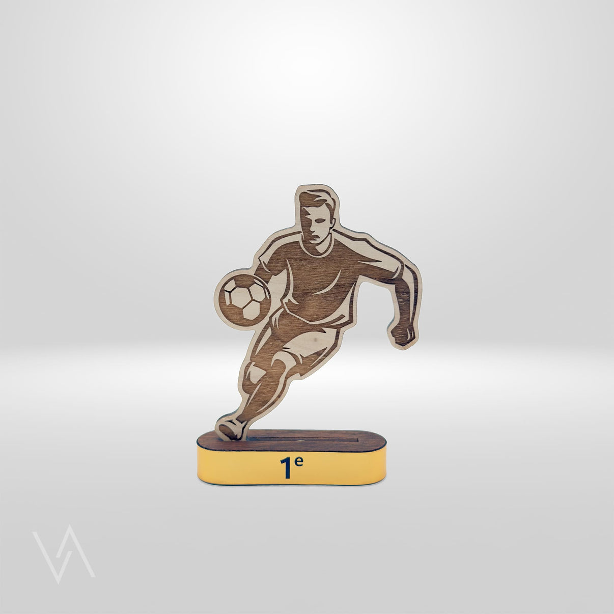 Trophée personnalisé en bois pour football homme gamme Starter socle doré en studio Vulka