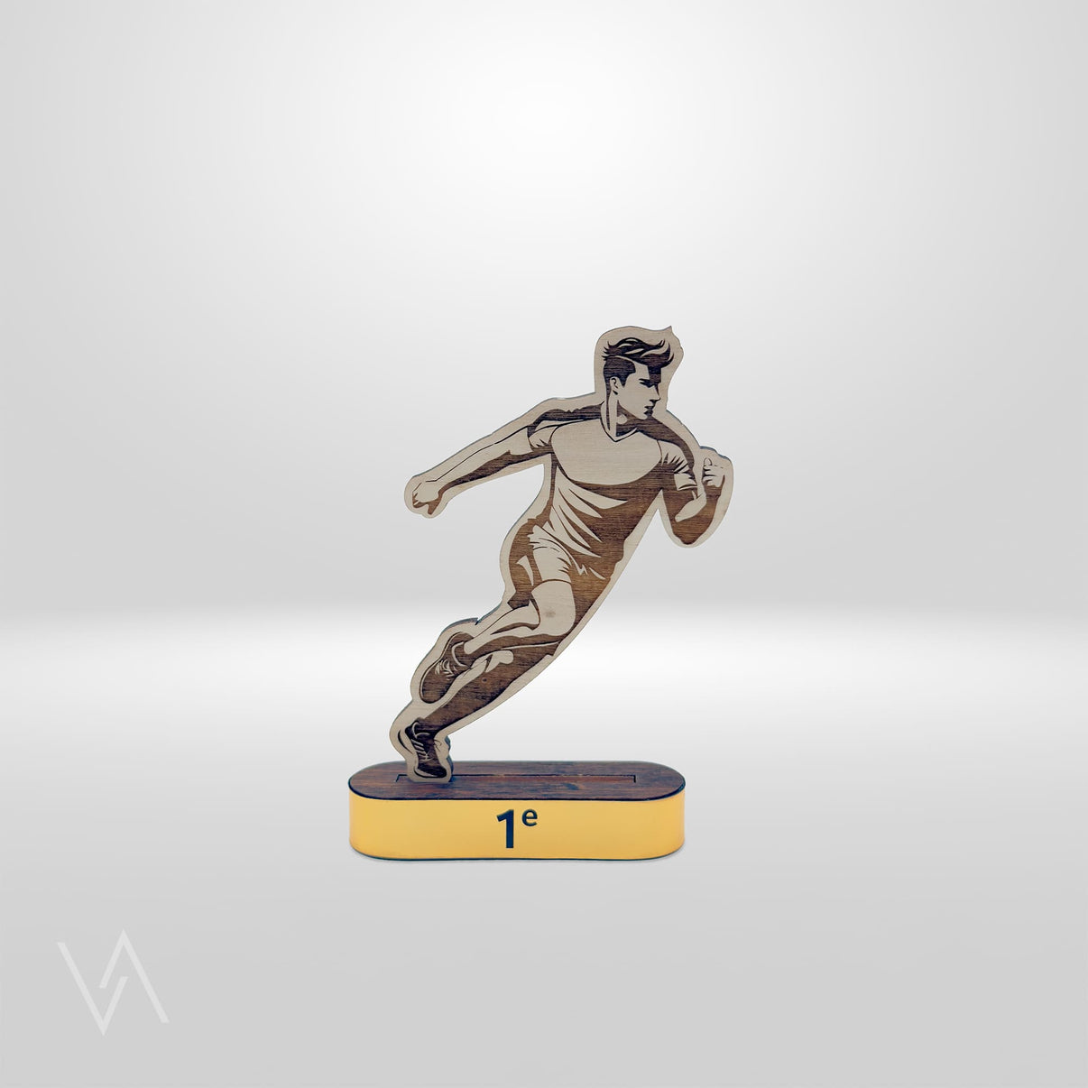 Trophée personnalisé en bois pour running homme gamme Starter socle doré en studio Vulka