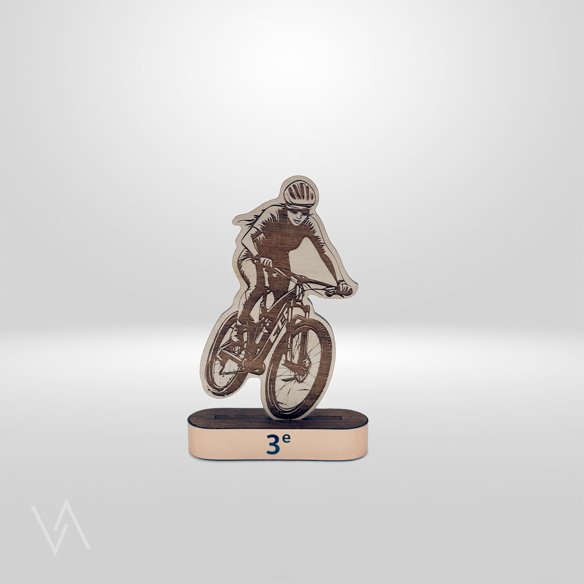 Trophée personnalisé en bois pour VTT femme gamme Starter socle bronze en studio Vulka